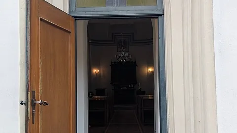 Innenraum mit blick auf den Altar der Ev. Kirche Lüdinghausen