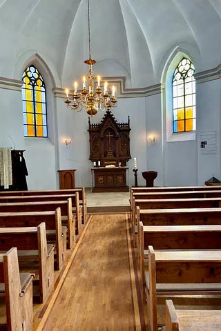 Innenraum mit blick auf den Altar der Ev. Kirche Lüdinghausen